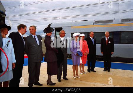 Peberholm/SVEZIA/DANIMARCA. 01 luglio 2000   H.M la regina Margrethe II e il marito principe Henrik sono venuti dal lato danese e si incontrano a Peberholm isola artificiale nello stretto orsudente con H.M.il re Carl Gustaf e la regina Sylvia di Svezia all'apertura ufficiale del ponte di collegamento Oresudnet tra Danimarca e Svezia e il suo costo ..2 miliardi di dkr. Foto Stock