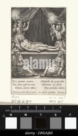 Bewening van Christus, Hieronymus Wierix, 1563 - prima del 1619 stampa il corpo di Cristo è esposto sulla sua tomba. Maria, Maria Magdalena e due angeli piangono il suo corpo. Nel margine una didascalia a sei righe, in due colonne, in latino. Carta di Anversa che incide il corpo di Cristo sulla tomba o nella tomba Foto Stock