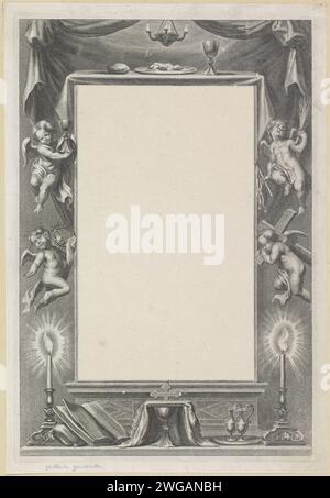 Cornice con simboli della passione e dell'Eucaristia, Anonimo, 1650 - 1750 stampa Una cornice con quattro putti a sinistra e a destra che mostrano gli strumenti della passione: calice, corona, asta e frusta e croce. In mezzo alla Pasqua: Pane, vino e un genere di agnello. Al centro di un altare con gli attributi dell'Eucaristia e una Bibbia aperta. Incisione su carta dei Paesi Bassi meridionali, singoli strumenti della passione. L'Eucaristia  il quarto dei sette sacramenti. "Pesah", Pasqua  religione ebraica Foto Stock
