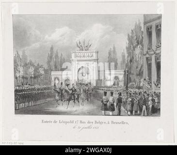 Arrivo di re Leopoldo i a Bruxelles, 1831, 1831 stampa cerimonia di arrivo di re Leopoldo i al Koningsplein a Bruxelles, 21 luglio 1831. Il re guida il suo entourage attraverso la decorata porte d'Anvers (l'ex Willemspoort). Vedere anche il ciondolo. Ingresso trionfale su carta belga e ricevimento pubblico, concorso, 'entrata solenne', 'entrata Joyeuse'. Festeggiamenti pubblici in altri eventi reali, non intenzionati o menzionati sopra Bruxelles. Willemspoort Foto Stock