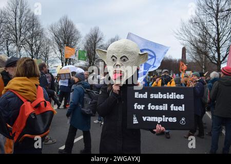 L'AIA, PAESI BASSI - 03 FEBBRAIO: Centinaia di attivisti per il clima bloccano la sezione finale della strada principale A12 che porta al Parlamento, organizzando una sit-in protesta e protestando contro la fine dell'uso di combustibili fossili a l'Aia, Paesi Bassi, il 3 febbraio 2024. I manifestanti che chiedevano la fine dell'uso di petrolio, carbone e gas, riuniti con l'organizzazione del gruppo ambientale Extinction Rebellion, bloccarono l'ultima parte della A12, l'ingresso della città, nonostante l'ostacolo della polizia, causando interruzioni del traffico sulle rotte di collegamento. La polizia ha rimosso più di 1000 attivisti uno per uno mettendo Foto Stock