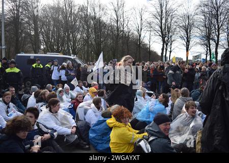 L'AIA, PAESI BASSI - 03 FEBBRAIO: Centinaia di attivisti per il clima bloccano la sezione finale della strada principale A12 che porta al Parlamento, organizzando una sit-in protesta e protestando contro la fine dell'uso di combustibili fossili a l'Aia, Paesi Bassi, il 3 febbraio 2024. I manifestanti che chiedevano la fine dell'uso di petrolio, carbone e gas, riuniti con l'organizzazione del gruppo ambientale Extinction Rebellion, bloccarono l'ultima parte della A12, l'ingresso della città, nonostante l'ostacolo della polizia, causando interruzioni del traffico sulle rotte di collegamento. La polizia ha rimosso più di 1000 attivisti uno per uno mettendo Foto Stock