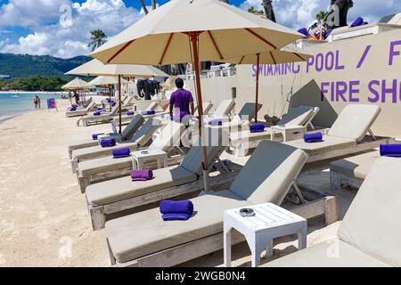 Facciata e servizi dell'Ark Hotel sulla spiaggia di Chaweng, Ko Samui, Tailandia Foto Stock