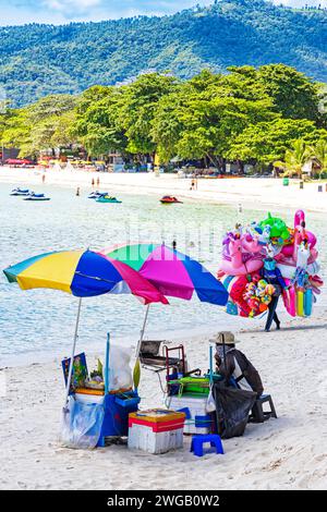 Venditore e ombrellone sulla spiaggia di Chaweng, Ko Samui, Thailandia Foto Stock