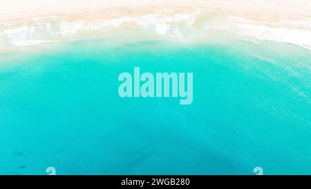 birdseye ammira le onde turchesi sulla spiaggia, con il drone aereo che ha colpito Manly Beach - Sydney Australia, con sabbia bianca Foto Stock