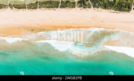 birdseye ammira le onde turchesi sulla spiaggia, con il drone aereo che ha colpito Manly Beach - Sydney Australia, con sabbia bianca Foto Stock
