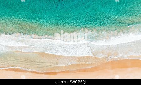birdseye ammira le onde turchesi sulla spiaggia, con il drone aereo che ha colpito Manly Beach - Sydney Australia, con sabbia bianca Foto Stock