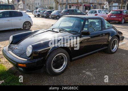 Bordeaux , Francia - 02 01 2024 : Porsche 911 auto targa nera sport retro oldtimer classico veicolo d'epoca sportivo Foto Stock