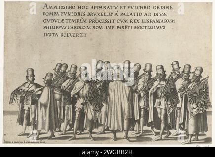 Musicisti di gruppo, no 2, 1559 stampa gruppo di musicisti con trombe con striscioni e due batteristi. Parte della serie stampata della processione funeraria dell'imperatore Karel V il 29 dicembre 1558 a Bruxelles. Tipografia: Olanda meridionale produttore di sprint: Olanda meridionale spublisher: Anversa cartaceo corteo, processione funebre. Più di un musicista con strumento Bruxelles Foto Stock