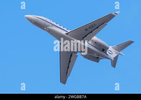 Jet privato o piccolo aereo in lotta contro il cielo blu, un Gulfstream G280 - M-ICKY, dopo il decollo dall'aeroporto di Farnborough, Hampshire, Inghilterra, Regno Unito Foto Stock