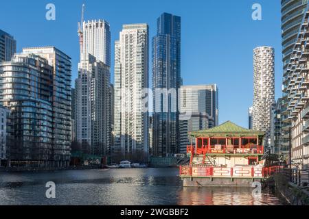 Vista del molo interno di Millwall rivolto verso Canary Wharf, paesaggio urbano dall'Isola dei cani, London Docklands, Londra, Inghilterra, Regno Unito Foto Stock