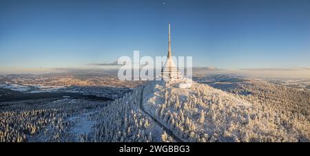 Monte Jested con hotel moderno e trasmettitore TV in cima, Liberec, Repubblica Ceca. Costruire nelle nuvole. Vista aerea dal drone. Foto Stock