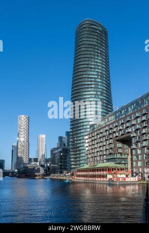 Vista dall'Inner Dock di Millwall verso Canary Wharf e l'Isle of Dogs, London Docklands, Inghilterra, Regno Unito. Riqualificazione del paesaggio urbano con la torre Arena Foto Stock