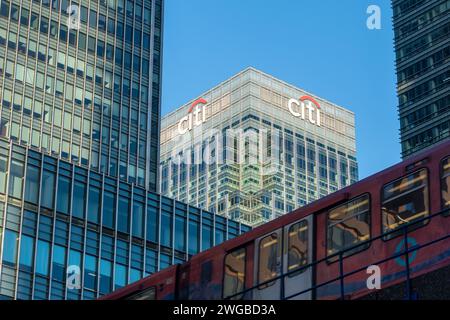 Grattacieli di Canary Wharf, tra cui l'edificio della sede centrale di Citigroup (insegna e logo Citi) con un treno DLR Docklands Light Railway, East London, Inghilterra, Regno Unito Foto Stock