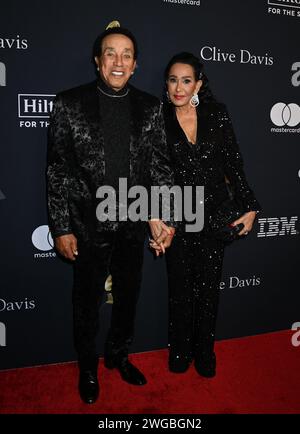 Beverly Hills, USA. 3 febbraio 2024. Smokey Robinson e Frances Glandney arrivano al Pre-GRAMMY Gala & GRAMMY salute to Industry Icons tenutosi al Beverly Hilton Hotel il 3 febbraio 2024 a Beverly Hills, CALIFORNIA. © Tammie Arroyo/AFF-USA.com credito: AFF/Alamy Live News Foto Stock