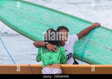 Provincia di Aurora, Filippine. 4 febbraio 2024. Ginger Caimi (la prima) d'Italia saluta Ashlee Lopez delle Filippine durante il round femminile 16 nella partita di qualificazione Longboard al World Surf League Baler International Pro nella provincia di Aurora, nelle Filippine, il 4 febbraio 2024. Crediti: Rouelle Umali/Xinhua/Alamy Live News Foto Stock