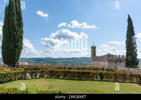 Due cipressi e un vecchio forte nel paesaggio italiano Foto Stock