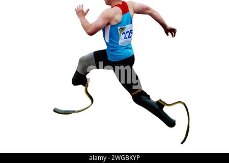 atleta maschile determinato con gambe protesiche che corrono, indossa il pettorale 225, sprint in gara Foto Stock