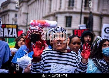 Londra, Regno Unito. 3 febbraio 2024. I manifestanti tengono un’effigie durante la marcia nazionale per la Palestina: Cessate il fuoco ora!. La campagna di solidarietà della Palestina ha organizzato una marcia per la Palestina per un cessate il fuoco e per fermare il genocidio a Gaza. Israele ha ucciso oltre 25.000 palestinesi nel suo brutale attacco a Gaza e altre migliaia sono sotto le macerie. (Foto di Loredana Sangiuliano/SOPA Images/Sipa USA) credito: SIPA USA/Alamy Live News Foto Stock