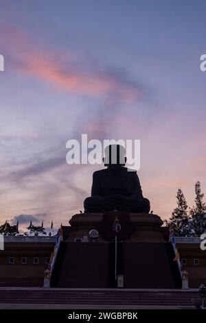 Il Wat Huay Mongkol con un monumento del Monaco Luang pu Thuat vicino alla città di Hua Hin nella provincia di Prachuap Khiri Khan in Thailandia, Thailan Foto Stock