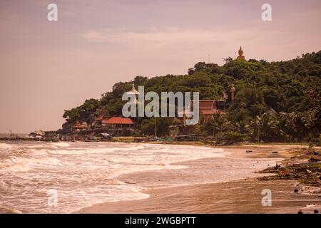 La costa e la spiaggia con il Wat Tham Khao Tao vicino al lago Khao Tao a sud della città di Hua Hin. Thailand, Hua Hin, dicembre 2023 Foto Stock