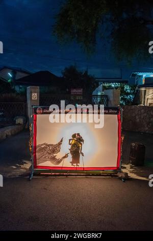 Un tradizionale spettacolo di marionette thailandesi al mercato notturno di Cicada vicino alla città di Hua Hin nella provincia di Prachuap Khiri Khan in Tailandia, Tailandia Foto Stock