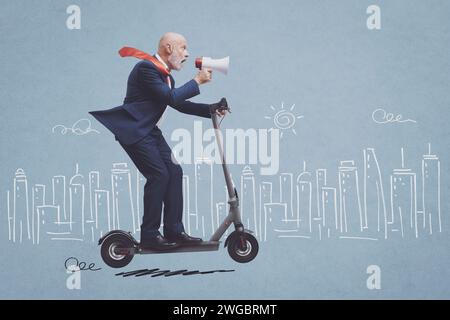 Uomo d'affari anziano che urla attraverso un megafono e guida uno scooter elettrico, città abbozzata sullo sfondo Foto Stock