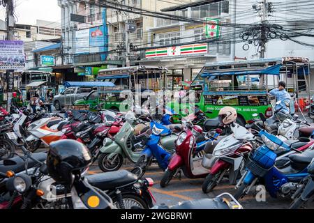 Parcheggio moto sulla strada al mercato nella città di Hua Hin nella provincia di Prachuap Khiri Khan in Thailandia, Thailandia, Hua Foto Stock