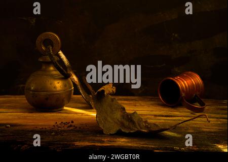 still life con pesi anticati in ottone Foto Stock