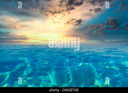 Tramonto tropicale sull'oceano, Fihalhohi, Maldive Foto Stock