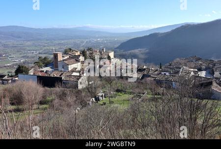 Civita superiore - Panorama del borgo dal sentiero di accesso al castello Foto Stock