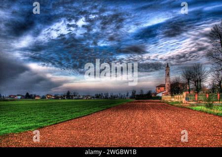 Cielo spettacolare su terreni agricoli e villagescape, San Giuliano nuovo, Alessandria, Piemonte, Italia Foto Stock