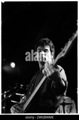 GORD SINCLAIR, TRAGICALLY HIP, 1993: Gord Sinclair, bassista della band canadese The Tragically Hip, che suona al Cardiff University Terminal di Cardiff, Galles, il 5 marzo 1993. Foto: Rob Watkins.INFO: The Tragically Hip, un gruppo rock canadese formatosi nel 1984, ha definito il rock canadese con testi poetici e suoni distintivi. Album come "Fully Fully" e successi come "Ahead by a Century" hanno mostrato il loro impatto, rendendoli icone culturali. La tragica perdita di Gord Downie nel 2017 segnò la fine di un'epoca. Foto Stock