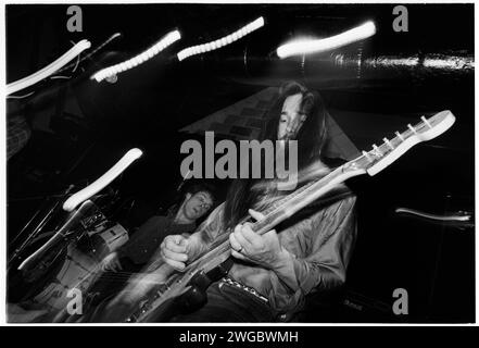 ROB BAKER, TRAGICALLY HIP, 1993: Rob Baker chitarrista della band canadese The Tragically Hip che suona al Cardiff University Terminal di Cardiff, Galles, il 5 marzo 1993. Foto: Rob Watkins.INFO: The Tragically Hip, un gruppo rock canadese formatosi nel 1984, ha definito il rock canadese con testi poetici e suoni distintivi. Album come "Fully Fully" e successi come "Ahead by a Century" hanno mostrato il loro impatto, rendendoli icone culturali. La tragica perdita di Gord Downie nel 2017 segnò la fine di un'epoca. Foto Stock