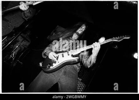 ROB BAKER, TRAGICALLY HIP, 1993: Rob Baker chitarrista della band canadese The Tragically Hip che suona al Cardiff University Terminal di Cardiff, Galles, il 5 marzo 1993. Foto: Rob Watkins. INFO: The Tragically Hip, una rock band canadese formata nel 1984, definì il rock canadese con testi poetici e suoni distintivi. Album come "Fully completely" e successi come "Ahead by a Century" hanno mostrato il loro impatto, rendendoli icone culturali. La tragica perdita di Gord Downie nel 2017 segnò la fine di un'epoca. Foto Stock