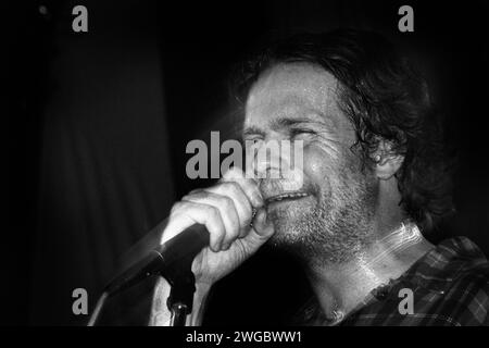 GORD DOWNIE, TRAGICAMENTE HIP, 1993: Gord Downie (Gordon Edgar Downie 1964–2017) della band canadese The Tragically Hip che suona al Cardiff University Terminal a Cardiff, Galles, il 5 marzo 1993. Foto: Rob Watkins. INFO: The Tragically Hip, una rock band canadese formata nel 1984, definì il rock canadese con testi poetici e suoni distintivi. Album come "Fully completely" e successi come "Ahead by a Century" hanno mostrato il loro impatto, rendendoli icone culturali. La tragica perdita di Gord Downie nel 2017 segnò la fine di un'epoca. Foto Stock