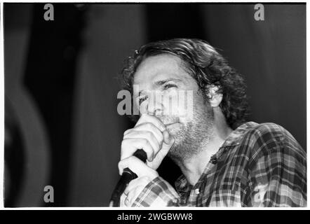 GORD DOWNIE, TRAGICAMENTE HIP, 1993: Gord Downie (Gordon Edgar Downie 1964–2017) della band canadese The Tragically Hip che suona al Cardiff University Terminal a Cardiff, Galles, il 5 marzo 1993. Foto: Rob Watkins. INFO: The Tragically Hip, una rock band canadese formata nel 1984, definì il rock canadese con testi poetici e suoni distintivi. Album come "Fully completely" e successi come "Ahead by a Century" hanno mostrato il loro impatto, rendendoli icone culturali. La tragica perdita di Gord Downie nel 2017 segnò la fine di un'epoca. Foto Stock