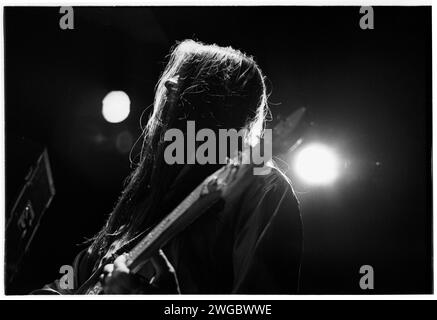 ROB BAKER, TRAGICALLY HIP, 1993: Rob Baker chitarrista della band canadese The Tragically Hip che suona al Cardiff University Terminal di Cardiff, Galles, il 5 marzo 1993. Foto: Rob Watkins.INFO: The Tragically Hip, un gruppo rock canadese formatosi nel 1984, ha definito il rock canadese con testi poetici e suoni distintivi. Album come "Fully Fully" e successi come "Ahead by a Century" hanno mostrato il loro impatto, rendendoli icone culturali. La tragica perdita di Gord Downie nel 2017 segnò la fine di un'epoca. Foto Stock