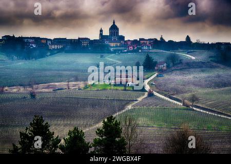 Paese collinare sulle colline del Monferrato, Mombaruzzo, Asti, Piemonte, Italia Foto Stock