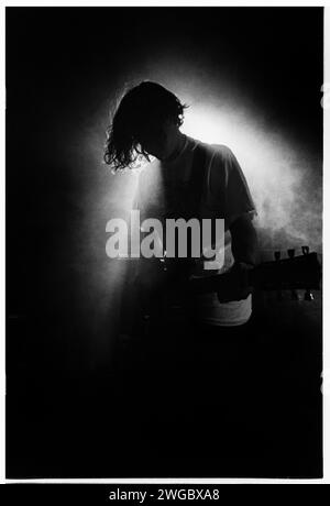 Stephen Jelbert del Family Cat che gioca al Cardiff University Hanging Gardens a Cardiff, Galles, Regno Unito il 20 maggio 1992. Foto: Rob Watkins. INFORMAZIONI: I Family Cat, un gruppo indie rock britannico della fine degli anni '80 e dei primi anni '90, hanno creato una miscela distintiva di alternative e shoegaze. Il loro suono energico, epitomizzato in album come "Tell 'Em We're Surfin", ha contribuito al vivace paesaggio musicale della loro epoca. Foto Stock