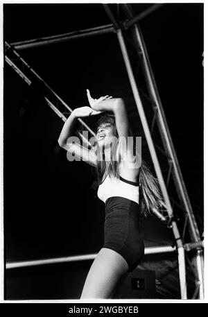 BALLERINO, NIGHTCRAWLERS, 1995: Ballerino nella moda sportiva degli anni '90 con la band scozzese di musica dance Nightcrawlers che suona al Cardiff Big Weekend Festival on Museum Lawns a Cardiff, Galles, Regno Unito il 12 agosto 1995. Foto: Rob Watkins. INFORMAZIONI: Nightcrawlers, un progetto di musica House scozzese guidato dal DJ e produttore John Reid, ha ottenuto un riconoscimento globale con il loro successo "Push the Feeling On". Il loro infettivo inno di danza è diventato un classico della scena House degli anni '90 Foto Stock