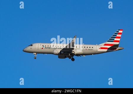 Los Angeles, California, USA - 12 gennaio 2023: Embraer E175LR Compender jet (registrazione N512SY) gestito dalla American Eagle Foto Stock