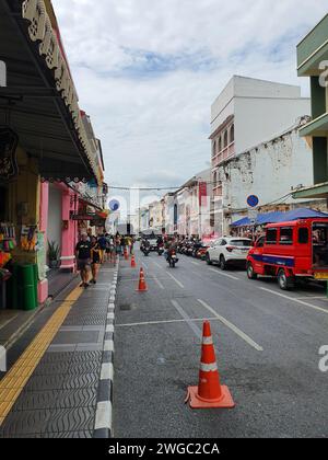Phuket, Thailandia - 28 dicembre 2023: Edificio storico, edifici gialli nella città vecchia di Phuket in Thailandia. Zona della città vecchia di Phuket. Foto Stock