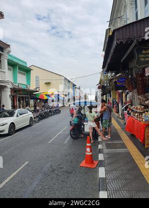 Phuket, Thailandia - 28 dicembre 2023: Edificio storico, edifici gialli nella città vecchia di Phuket in Thailandia. Zona della città vecchia di Phuket. Foto Stock