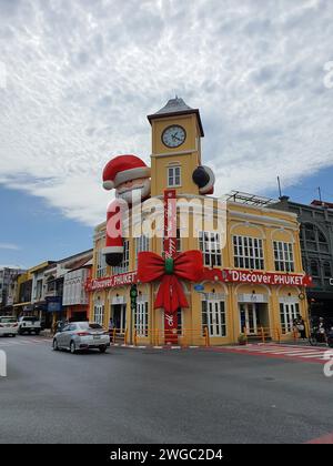 Phuket, Thailandia - 28 dicembre 2023: Edificio storico, edifici gialli nella città vecchia di Phuket in Thailandia. Zona della città vecchia di Phuket. Foto Stock