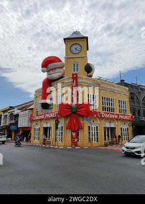 Phuket, Thailandia - 28 dicembre 2023: Edificio storico, edifici gialli nella città vecchia di Phuket in Thailandia. Zona della città vecchia di Phuket. Foto Stock