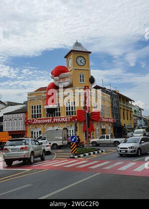 Phuket, Thailandia - 28 dicembre 2023: Edificio storico, edifici gialli nella città vecchia di Phuket in Thailandia. Zona della città vecchia di Phuket. Foto Stock