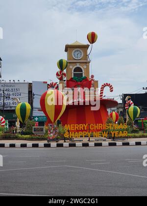 Phuket, Thailandia - 28 dicembre 2023: Edificio storico, edifici gialli nella città vecchia di Phuket in Thailandia. Zona della città vecchia di Phuket. Foto Stock