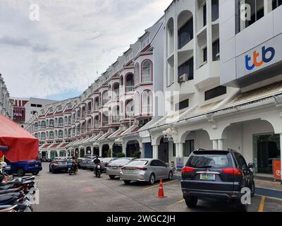 Phuket, Thailandia - 28 dicembre 2023: Edificio storico, edifici gialli nella città vecchia di Phuket in Thailandia. Zona della città vecchia di Phuket. Foto Stock