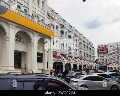 Phuket, Thailandia - 28 dicembre 2023: Edificio storico, edifici gialli nella città vecchia di Phuket in Thailandia. Zona della città vecchia di Phuket. Foto Stock